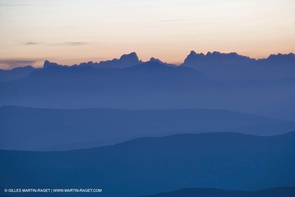 01 09 2007 - sommet du Mont Ventoux (FRA, 84) - Vue vers le nord vers la Haute Provence et les Alpes du Sud (Massuf de l'Oisans)