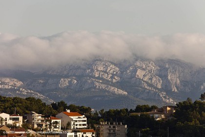 06 08 09 - Marseille - La neble - Brouillard sur les calanques et îles de Marseille