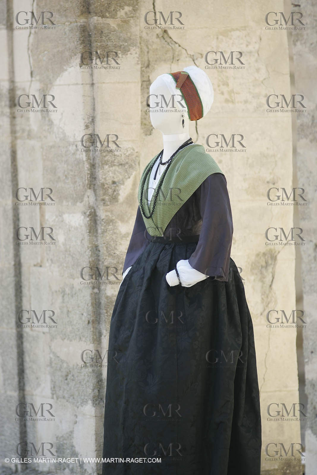 May 2004 - La Tour d'Aigues (FRA, 84) - Old costumes for women of the South exhibition