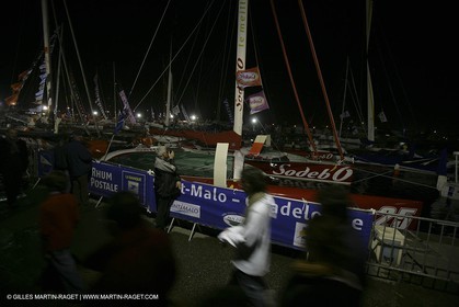 27 10 2006 - Saint Malo (FRA) - Route du Rhum 2006 - Dock ambiances