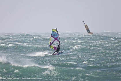 25 10 2010 - Carro (FRA,13) - Force 9 sur le spot de planche à voile