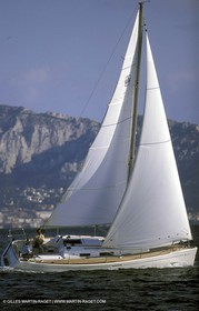 Crusing monohull sailing