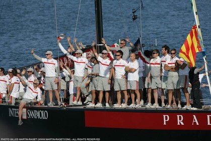 06 06 2007-Valencia (Spain)- 32nd America's Cup - Louis Vuitton Cup Final - Day 5 - Emirates Team New Zealand receive the Louis Vuitton Cup