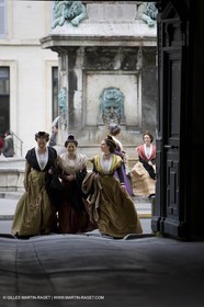 04 03 2007 - Arles - Queen of Arles and her assistants at cour de l'Archevêché
