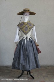 Mai 2004 - La Tour d'Aigues (FRA, 84) Costumes anciens pour l'exposition Femmes du Midi