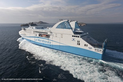 14 01 2012 - Marseille (FRA,13) - Compagnie La Méridionale - le Piana devant Marseille et les Calanques