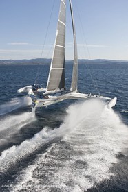Samedi 5 septembre 2009 - Hyères (FRA, 83) - L'Hydroptère bat le record du monde de vitesse avec un run à 51,36 knts (sous réserve de ratification par le WSSRC)