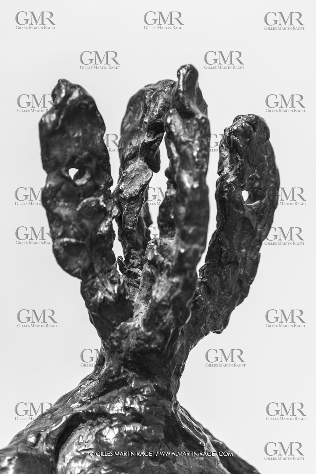 30 10 2023, Montpellier (FRA), oeuvre de Germaine Richier, Exposition Centre Pompidou - Musée Fabre 2023, L'Hydre 1954, Bronze patiné foncé, Epreuve d'exposition, Fondeur : Susse, Paris, 79 x 28 x 32 cm, collection particulière