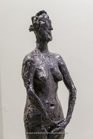 02 05 2023, Paris (FRA), oeuvre de Germaine Richier, Exposition Centre Pompidou 2023,  La Vierge Folle, 1946, Bronze patiné foncé sur socle en calcaire gris, Fondeur C.Valsuani, Paris, 133 x 38 x 24 cm, Kunstmuseum Basel, Bâle, Propriété de la Confédération suisse, Office fédéral de la Culture, Berne (déposé en prêt permanent au Kunstmiseum Basel), 1953