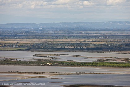 25 09 2010 - photos aériennes du littoral provençal entre l'étang de Berre et la Grande Motte via la Camargue - Camargue nord et plaine d'Arles