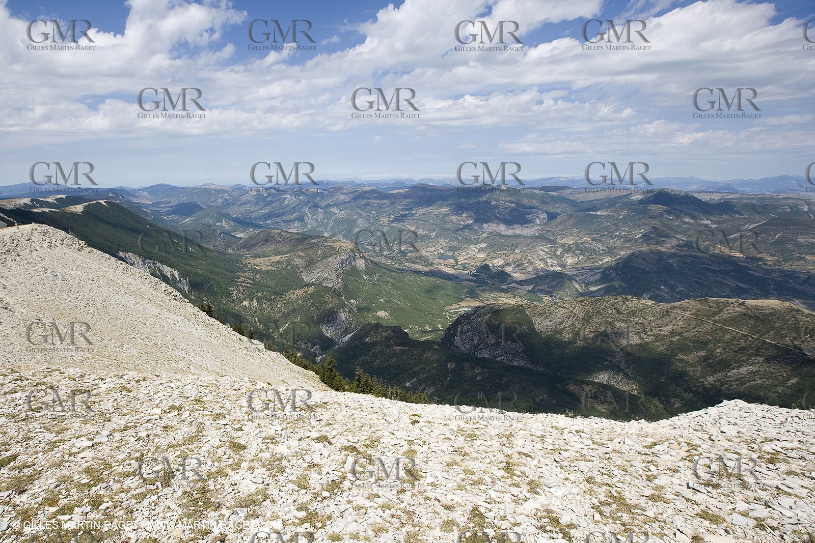 19 08 07 - Higher Provence, landscapes as seen from top of Mount Lure (FRA, 04)