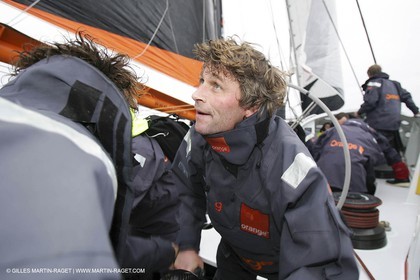 Trophée Jules Verne - Lorient - 30 12 04 - Orange II - Entraînement - A bord - Bernard Stamm