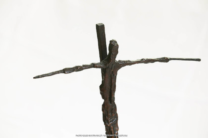 20 03 2016, St Remy de Provence, Oeuvre de Germaine Richier, Le Christ d'Assy I, petit 1950, Bronze patiné foncé, 45 x 32,5 x 8 cm, Collection particulière
