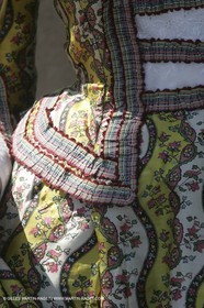 Mai 2004 - La Tour d'Aigues (FRA, 84) Costumes anciens pour l'exposition Femmes du Midi