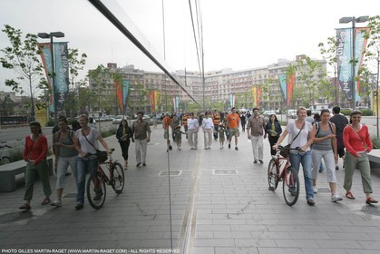 22 04 2007-Valencia (Spain)- 32nd America's Cup - Louis Vuitton Cup - RR1 - Day 7 - Crowd at Ameriac's Cup Park