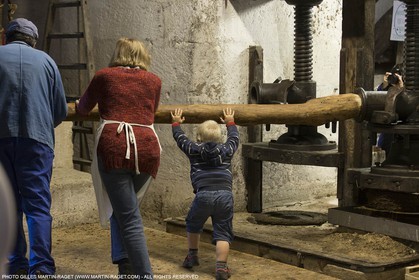 14 11 2015, Saint-Etienne du Grès (FRA,13), fabrication traditionelle de l'huile d'olive au moulin de la Croix