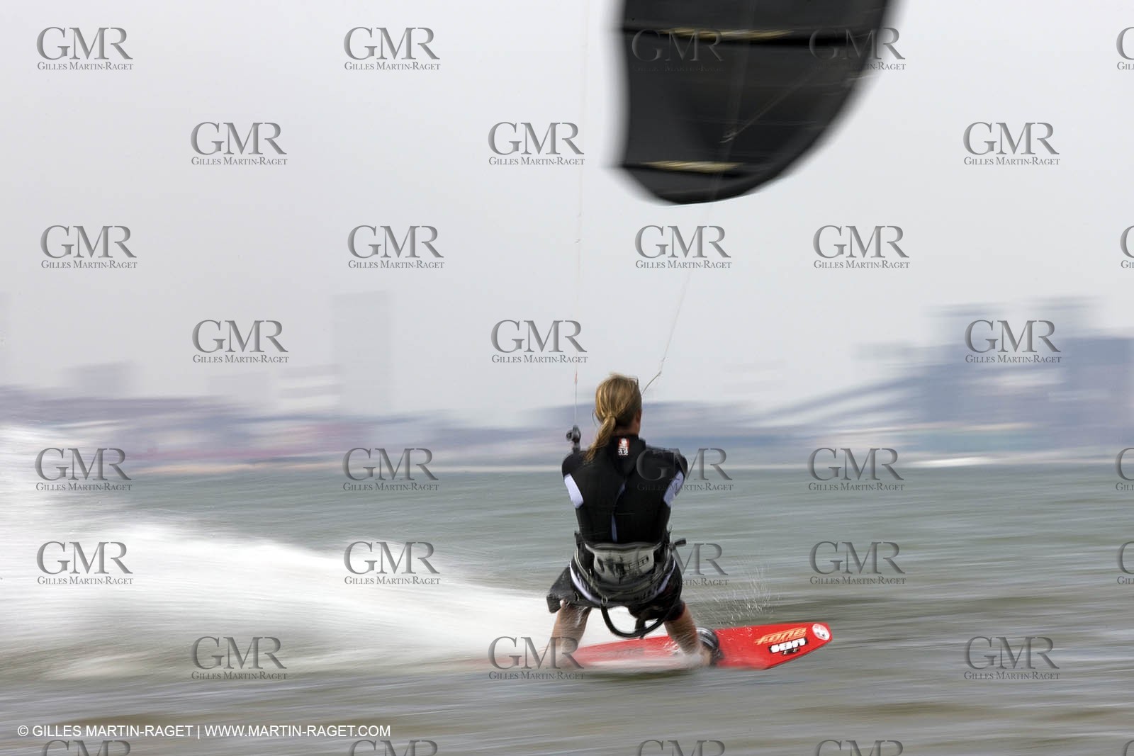 08 05 2008 - Port Saint Louis du Rhône (FRA, 13) - kite surfer Alexandre Caizergues training