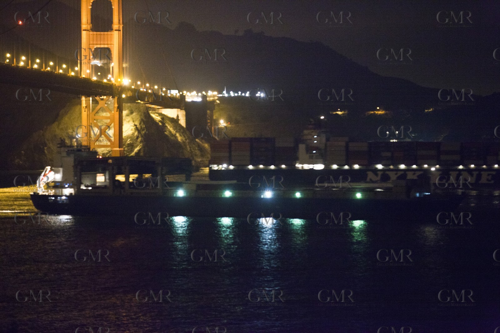28 02 2011 - San Francisco (USA, CA) - USA 17 arrival in San Francisco - Star Isfjord passing under Golden Gate Bridge