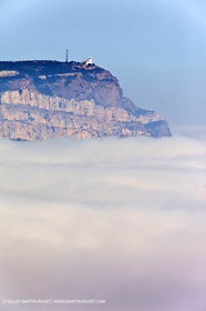 06 08 09 - Marseille - La neble - Brouillard sur les calanques et îles de Marseille