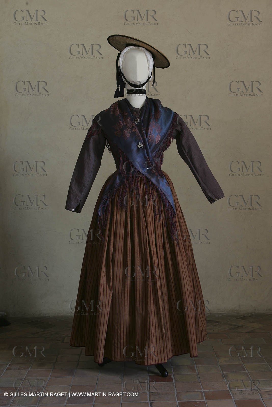 May 2004 - La Tour d'Aigues (FRA, 84) - Old costumes for women of the South exhibition