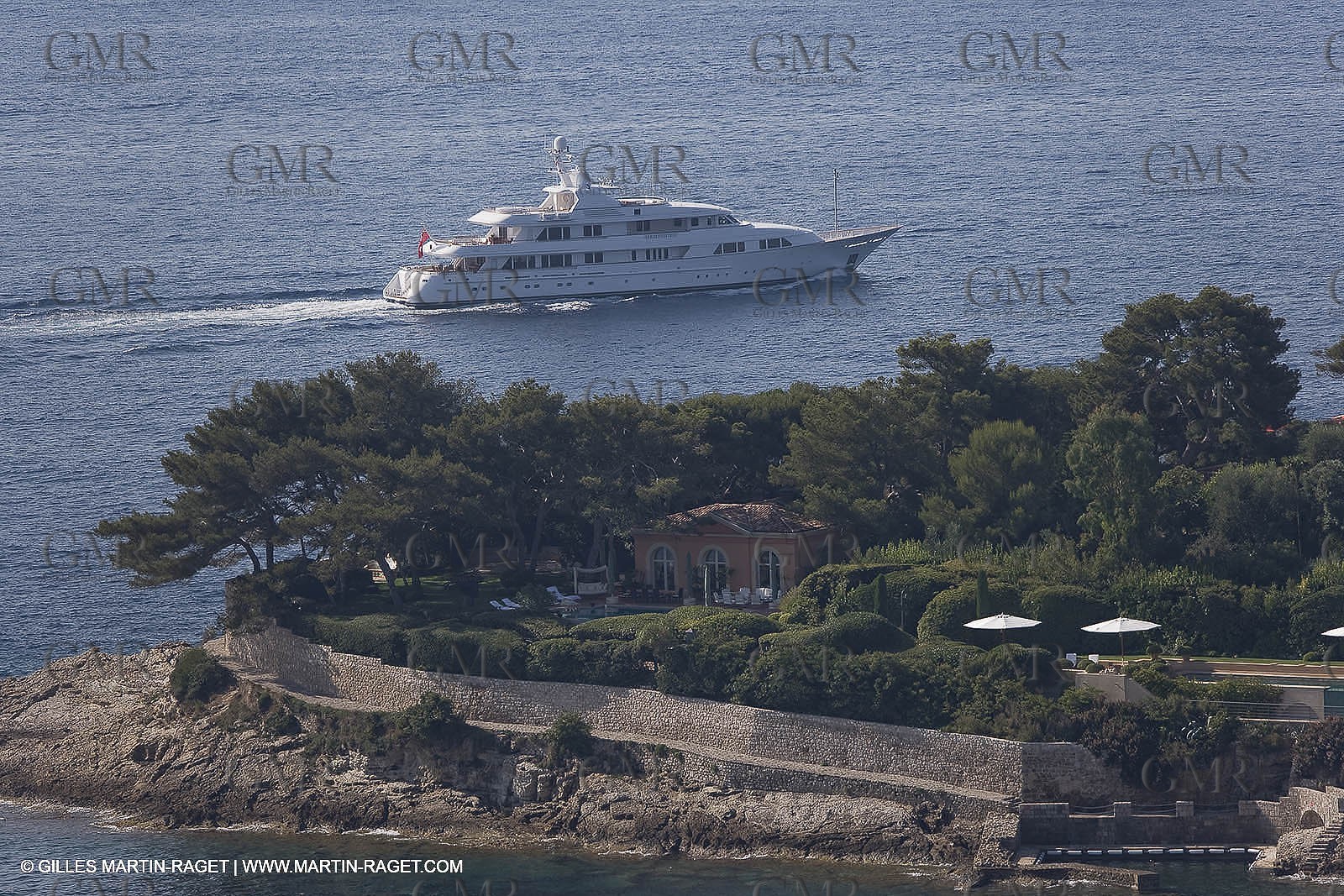 28 07 2007 - St Jean Cap Ferrat - SuperYachts - Motor Yachts - Hampshire