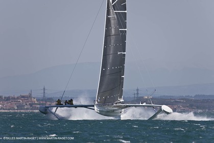 04 07 08 - Port Saint Louis du Rhône - L'Hydroptère à l' entrainement