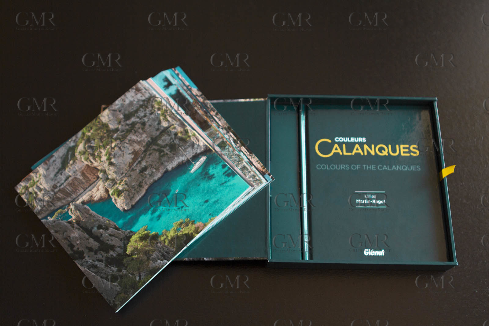 Box set Colours of the Calanques, words and photos by Gilles Martin-Raget, Editions Glénat, October 2015, 20 x 20 cm, includes a 30 pages bilingual bokklet and 20 separate prints on 300 gr paper, 19,2 x 19, 2 cm.