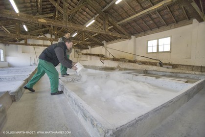 01 02 2007 - Salon de Provence - Fabrication traditionelle du savon de Marseille aux savonneries Marius Fabre - Préparation des bacs avec du talc**01 02 2007 - Salon de Provence - Traditional soap of Marseille making at Marius Fabre soap maker - Tank preparation with talc
