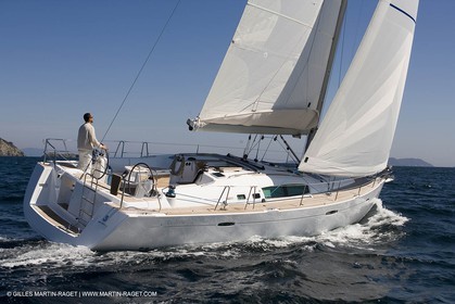 Crusing monohull sailing