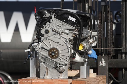13 10 2009 - San Diego (USA,CA) - BMW ORACLE Racing - BOR 90 modifications - BMW engine going onboard