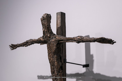30 10 2023, Montpellier (FRA), oeuvre de Germaine Richier, Exposition Centre Pompidou - Musée Fabre 2023, Christ d'Assy 1950, Bronze naturel nettoyé, 235 x 138 x 31,6 cm, Fondeur : Alexis Rudier, Paris, Diocèse d'Annecy, Annecy, classement au titre des Monuments historiques par arr^été du 15 mars 1971