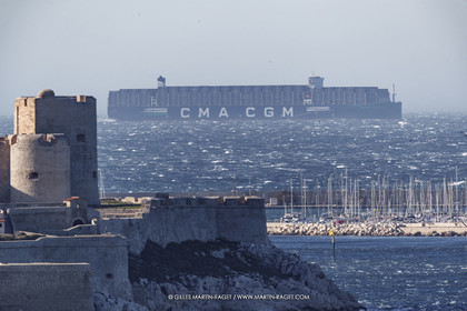14 12 2023, Marseille (FRA), arrivée du Palais Royal, porte container armé par la CMA CGM, navire de 400 mètres de long, 67 mètres de large, qui transporte 23 000 conteneurs avec propulsion au GNL