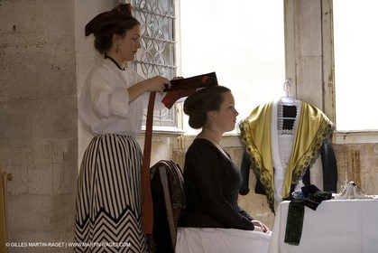 04 03 2007 - Arles - Queen of Arles and her assistants - winter costume trials