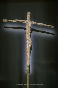 02 05 2023, Paris (FRA), oeuvre de Germaine Richier, Exposition Centre Pompidou 2023, Christ d'Assy 1950, Bronze naturel nettoyé, 235 x 138 x 31,6 cm, Fondeur : Alexis Rudier, Paris, Diocèse d'Annecy, Annecy, classement au titre des Monuments historiques par arr^été du 15 mars 1971