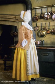 Boutis - Piqués - costumes provençaux - xposition Costumes de chateaux