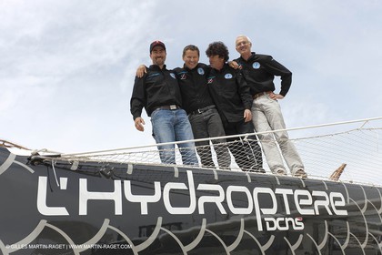 18 04 2012 - La Ciotat (FRA,13) - L'Hydroptère en préparation - Présentation du  nouvel équipage - Luc Alphand, Alain Thébault, Jean Le Cam, Yves Parlier