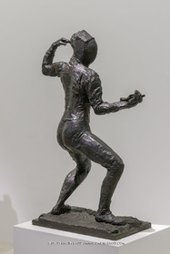 02 05 2023, Paris (FRA), oeuvre de Germaine Richier, Exposition Centre Pompidou 2023, L'escrimeuse avec masque (1945, bronze patiné foncé, Numéroté 6 6, fondeur : Godard, Paris, 105 x 70 x 33 cm, Musée Fabre Montpellier, achat de la communauté d'aglomération de Montpellier, 2006