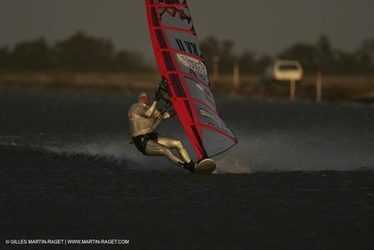 13 11 2004 - Les Saintes Maries de la mer (France) - Irish sailboarder Finian Maynard beat the overall sailing speed record with a run at 46,82 knts.