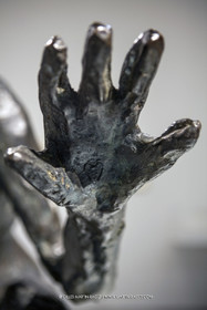 30 10 2023, Montpellier (FRA), oeuvre de Germaine Richier, Exposition Centre Pompidou - Musée Fabre 2023, La Sauterelle, grande, 1955-1956, Bronze patiné foncé, épreuve d'exposition, Fondeur : Susse, Paris, 137 x 99 x 176 cm, Collection particulière