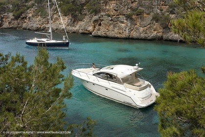 Monocoque de croisiere au mouillage