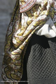 Mai 2004 - La Tour d'Aigues (FRA, 84) Costumes anciens pour l'exposition Femmes du Midi