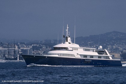 Powerboating, super yachts