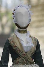 Mai 2004 - La Tour d'Aigues (FRA, 84) Costumes anciens pour l'exposition Femmes du Midi