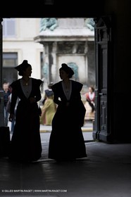04 03 2007 - Arles - Queen of Arles and her assistants at cour de l'Archevêché