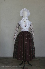 Mai 2004 - La Tour d'Aigues (FRA, 84) Costumes anciens pour l'exposition Femmes du Midi