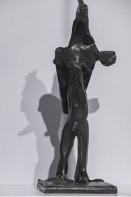 30 10 2023, Montpellier (FRA), oeuvre de Germaine Richier, Exposition Centre Pompidou - Musée Fabre 2023, Femme-coq n°4 1954, Bronze patiné foncé, Fondeur : C. Valsuani, Paris, 23 x 9 x10,5 cm, Collection particulière