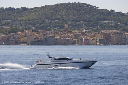 06 09 2007 - Saint Tropez (FRA, 83) - Superyachts - Motoryachts - Mangusta 92 Triple Fun à Saint Tropez - Au mouillage devant le Club 55 à la plage de Pampelonne