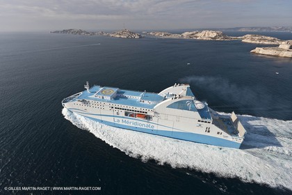 14 01 2012 - Marseille (FRA,13) - Compagnie La Méridionale - le Piana devant Marseille et les Calanques