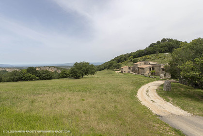 10 06 2018, Sivergues (FRA,84), ferme auberge du Castelas