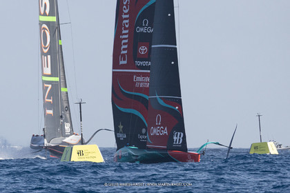 16 10 2024, Barcelona (ESP), Louis Vuitton 37th America's Cup, Final Match, Race Day 4, race 5? Départ, I?EOS s'alance tandis qu'ETNZ essaie d'accélérer pour remonter sur ses foils.